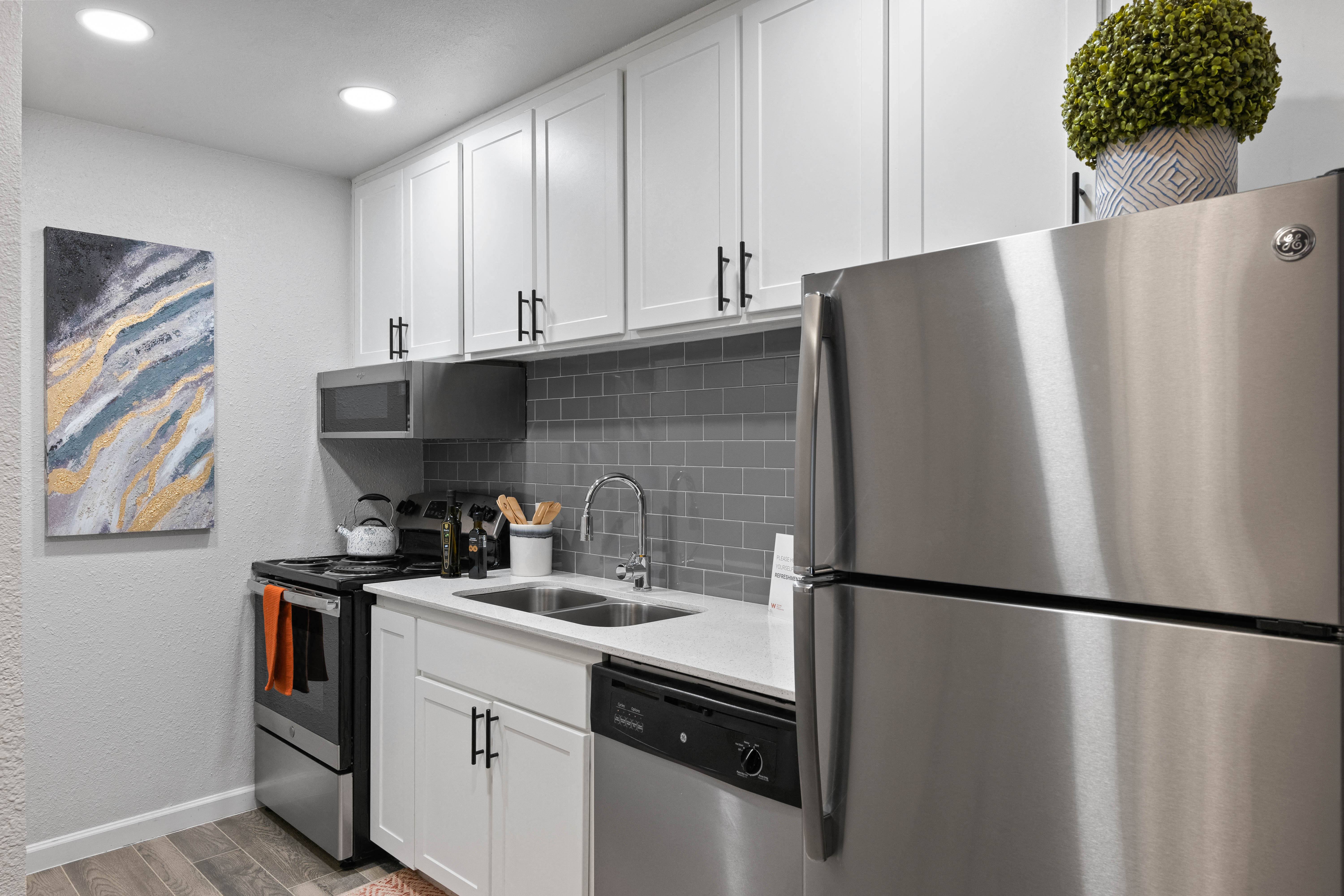 Delano Apartments photo 3
